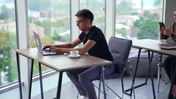 Zaměstnanci Pracující Přepážkami Prostorné Kanceláři Kamera Blíží Muži Pracujícímu Laptopu — Stock video