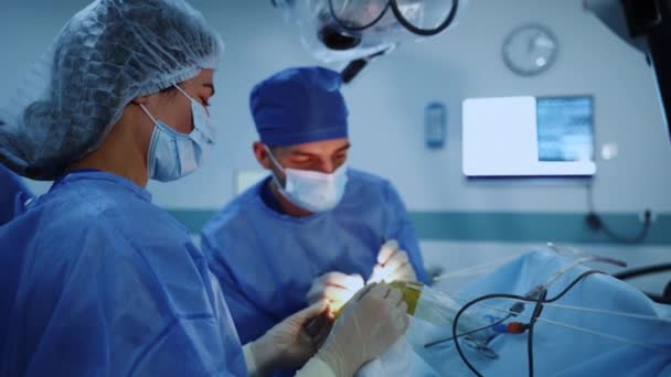의사는 공구를 사용하여 정교한 작업을 수행합니다 의사를 블러의 수술실 — 비디오