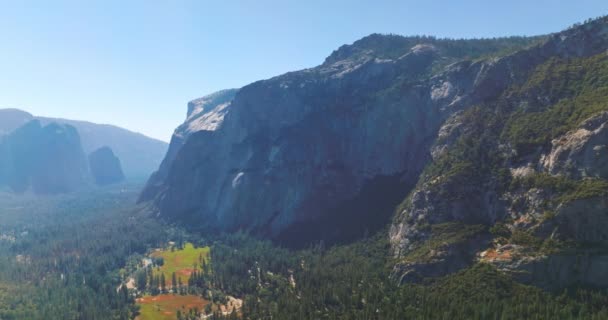 Kaliforniya Daki Yosemite Ulusal Parkı Nın Dağları Arasında Güneşli Ağaçlık — Stok video