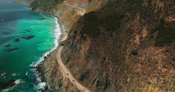 Csodálatos Táj Sziklás Sziklákkal Autópályával Kalifornia Partjainál Drón Repül Felett — Stock videók