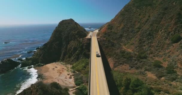 Följer Lastbilen Ridning Vid Den Farliga Bergiga Motorvägen Kalifornien Solig — Stockvideo