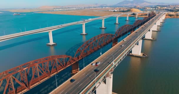 マルティネスをベニア カリフォルニア 米国に接続する橋の上の晴れた日の映像 橋で移動する複数の車両 背景にある山岳風景 — ストック動画