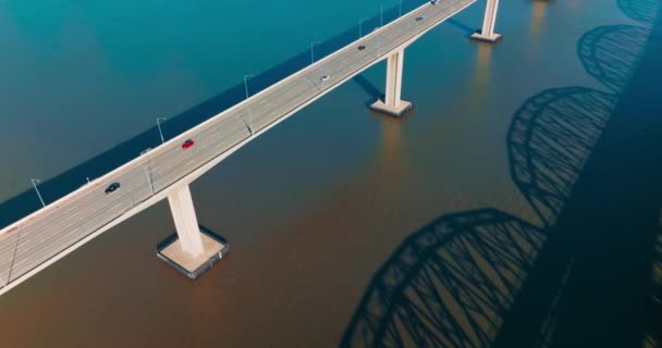 マルティネスとベニシアを結ぶ橋の上に近づいて飛ぶ 橋を同じ方向に移動する車両 トップビュー — ストック動画