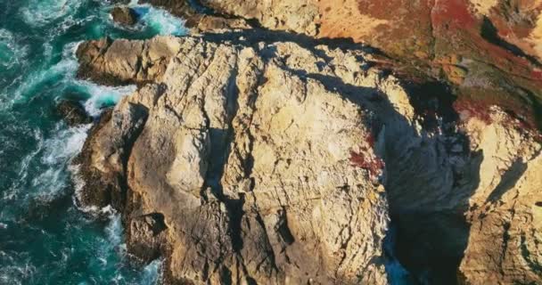Rocas Grises Desnudas Resistentes Costa California Día Soleado Olas Blancas — Vídeo de stock