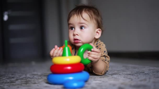 Adorable Niño Año Yace Suelo Habitación Bebé Sosteniendo Partes Una — Vídeo de stock
