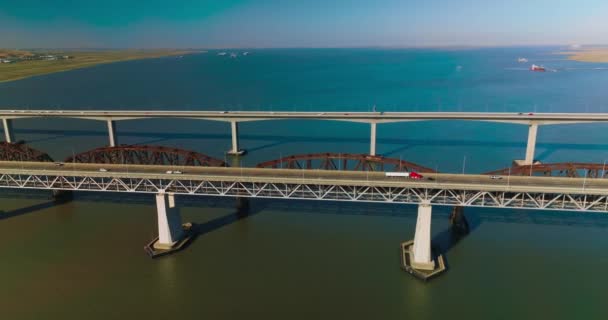 前景に橋が架かる海洋風景の素晴らしい眺め 海峡の上の美しい橋の上のベニアシア道路へのマーティネス — ストック動画