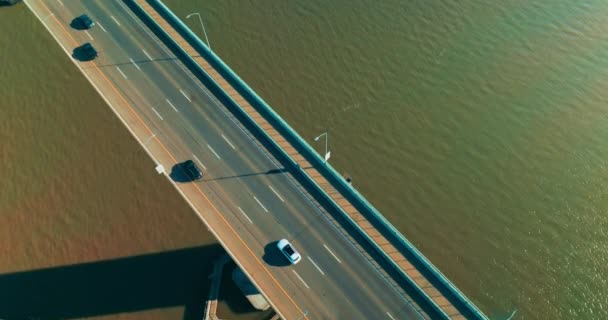 Автомобілі Мосту Однонапрямною Дорогою Автомобільний Міст Пішохідною Зоною Справа Вид — стокове відео