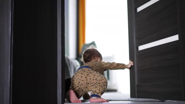 Małe Dziecko Otwiera Drzwi Innego Pokoju Wchodzi Tam Piękny Chłopiec — Wideo stockowe