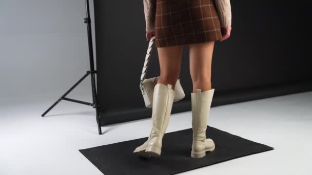 Manken Beyaz Çizmeleri Çantaları Gösteriyor Stüdyo Fotoğraf Çekimi Şık Ayakkabılar — Stok video