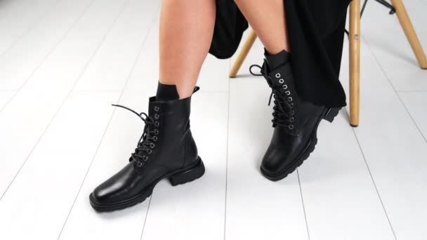 Mujer Sentada Silla Mostrando Las Botas Negras Con Cordones Estudio — Vídeo de stock