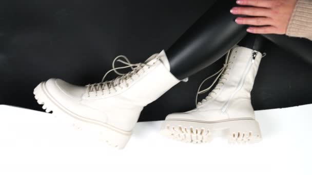 Prezentacja Butów Ciągnikowych Białym Mlekiem Sznurowadłami Model Siedzący Podłodze Nowoczesnym — Wideo stockowe