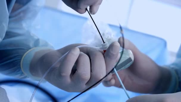 手术过程中 外科医生手戴乳胶手套 手持器械 医生使用设备进行血管手术 靠近点 — 图库视频影像