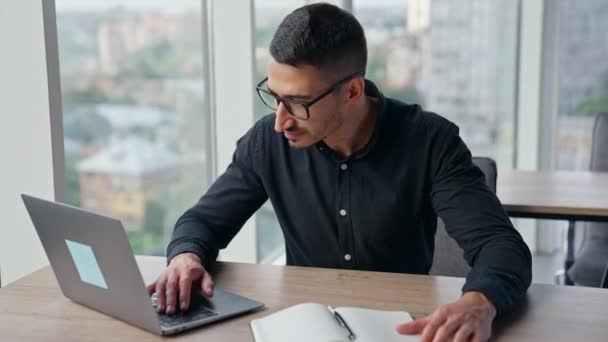 Kancelářský Zaměstnanec Pracující Laptopu Sedí Stolem Muž Přibližuje Obrazovce Aby — Stock video