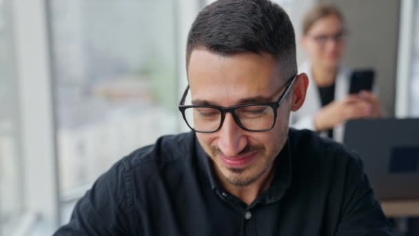 Pozitivně Usmívající Mužský Specialista Pracující Kanceláři Portrét Průměrného Kancelářského Zaměstnance — Stock video