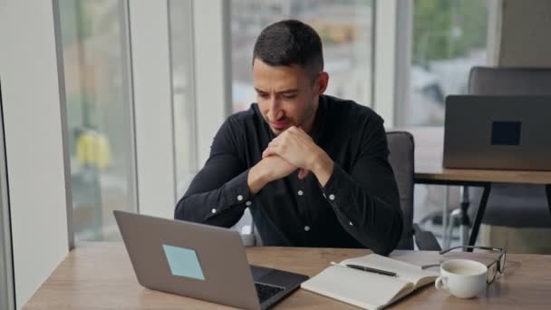 Genç Adam Endişeli Yüzüyle Dizüstü Bilgisayara Bakıyor Erkek Çalışanın Bazı — Stok video