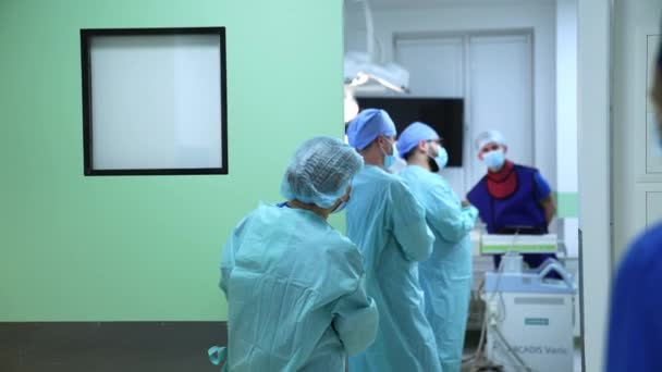 Abriu Porta Para Uma Ala Hospital Moderno Médicos Uniformizados Preparados — Vídeo de Stock