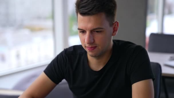 Ocupado Joven Centrado Hombre Que Trabaja Ordenador Portátil Empleado Masculino — Vídeos de Stock