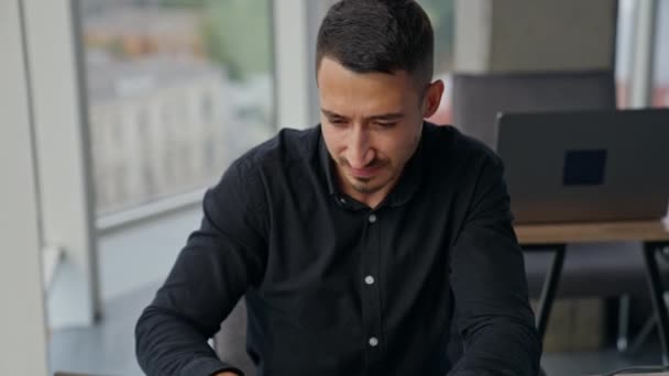 Muž Ustaraným Výrazem Tváři Dívající Laptop Zaneprázdněný Muž Přemýšlí Svých — Stock video