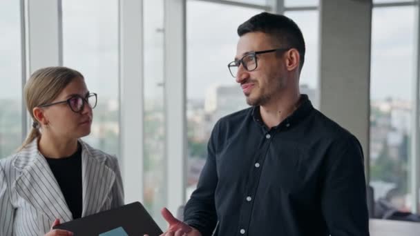 Communication Male Female Colleagues Work Tall Brunet Man Talking Woman — Stock Video