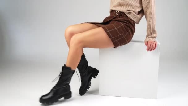 Dziewczyna Swetrze Mini Spódnicy Nosi Wysokie Buty Podeszwach Ciągnika Pani — Wideo stockowe