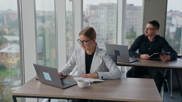 Menschen Die Mit Ihrer Arbeit Büro Beschäftigt Sind Sitzen Schreibtisch — Stockvideo