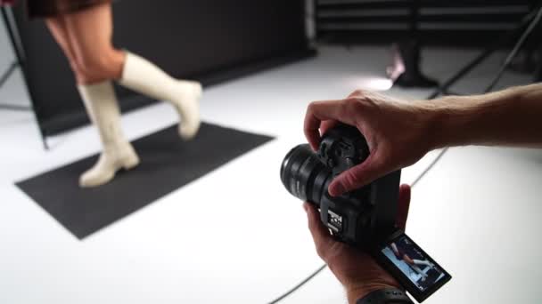Fotograf Pracujący Studio Kamera Rękach Człowieka Jest Blisko Pani Pozowanie — Wideo stockowe