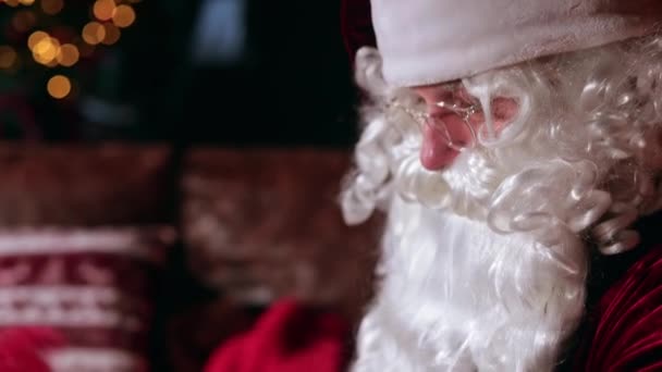 Papá Noel Sentado Dentro Ocupado Con Sus Cosas Retrato Cerca — Vídeos de Stock