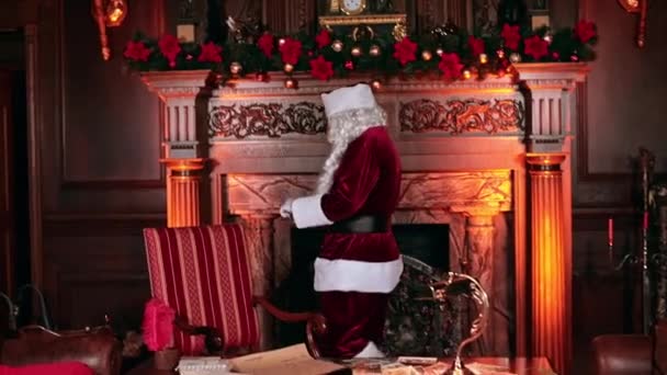 Pai Natal Barbudo Branco Sua Bela Cabana Personagem Extravagante Aconchegante — Vídeo de Stock