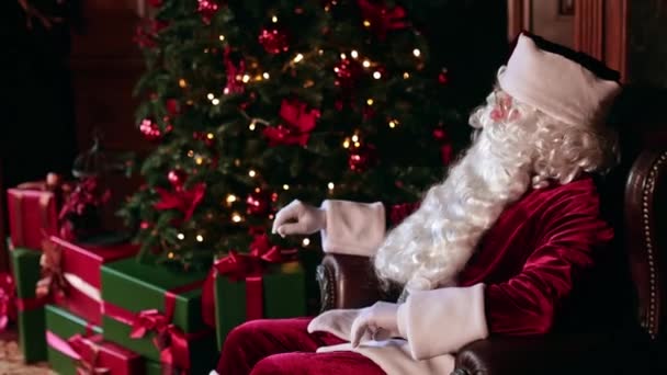 Pai Natal Atencioso Está Pensar Nas Horas Personagem Favorito Miúdo — Vídeo de Stock