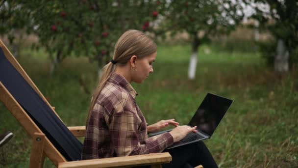 Ocupado Freelancer Empregado Feminino Digitando Seu Laptop Lady Termina Trabalho — Vídeo de Stock