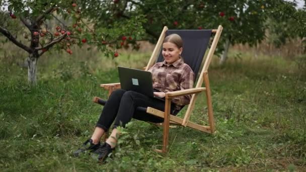 Práce Dálku Online Přes Internet Mladá Šťastná Žena Sedí Zahradě — Stock video