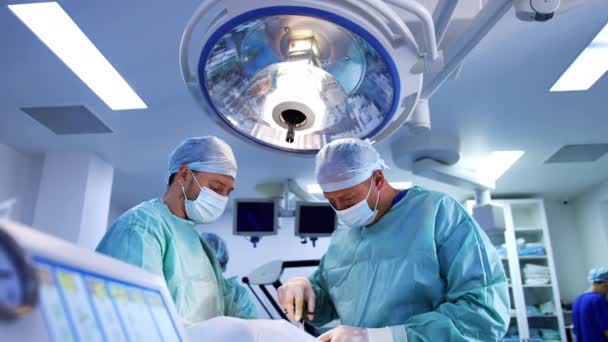 Mužští Lékaři Provádějící Operaci Pod Velkou Lampou Chirurgickém Sále Chirurgové — Stock video