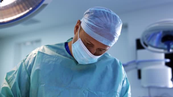 Der Professionelle Chirurg Konzentrierte Sich Auf Seine Arbeit Modernen Operationssaal — Stockvideo