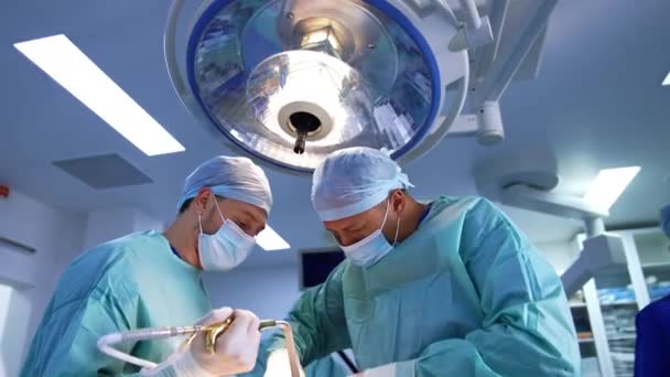 Artsen Hebben Gebruiken Moderne Apparatuur Voor Chirurgische Ingrepen Grote Lamp — Stockvideo