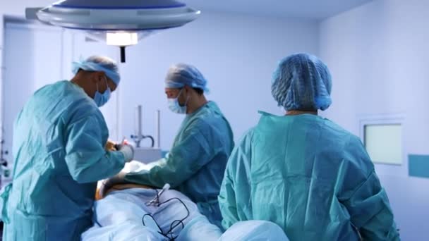 Plastikkirurger Som Utför Operationer Moderna Kliniker Kvinnlig Sjuksköterska Som Bistår — Stockvideo
