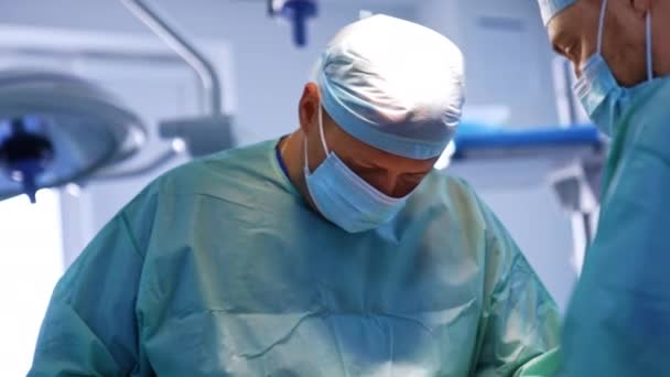 Профессиональный Пластический Хирург Синей Форме Маске Работает Операционной Два Хирурга — стоковое видео