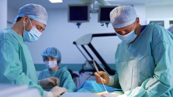 Операция Имплантации Груди Современной Больнице Два Хирурга Выполняющие Операцию Медсестра — стоковое видео