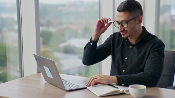 Kaukázusi Férfi Laptopozik Leveszi Szemüvegét Hátrafelé Dőlve Székben Férfi Alkalmazott — Stock videók