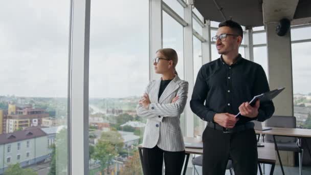 Mężczyzna Kobieta Koledzy Stojący Biurze Pobliżu Okna Panoramicznego Współpracownicy Patrzą — Wideo stockowe