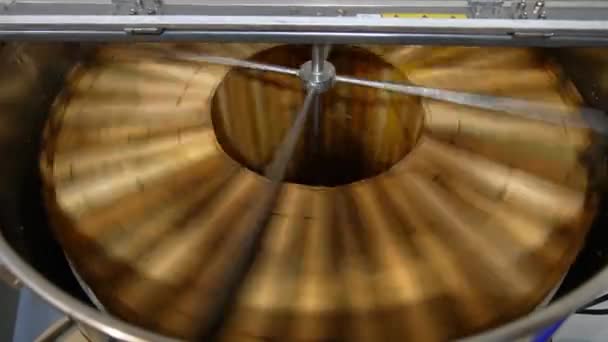 Ξύλινα Πλαίσια Οργανικό Μέλι Περιστρέφονται Γρήγορα Στη Μηχανή Φυγοκέντρησης Πιαρίστας — Αρχείο Βίντεο