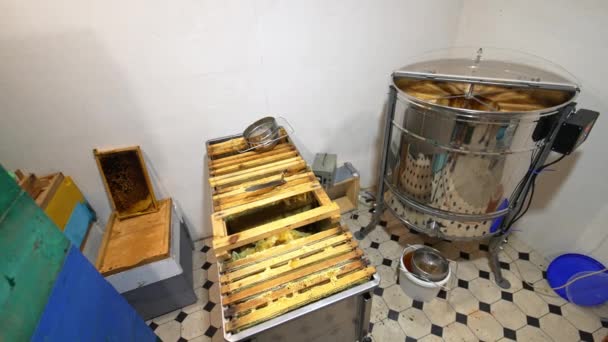Μικρό Δωμάτιο Στο Αγροτικό Μελισσοκομείο Εξοπλισμός Για Την Εξαγωγή Μελιού — Αρχείο Βίντεο
