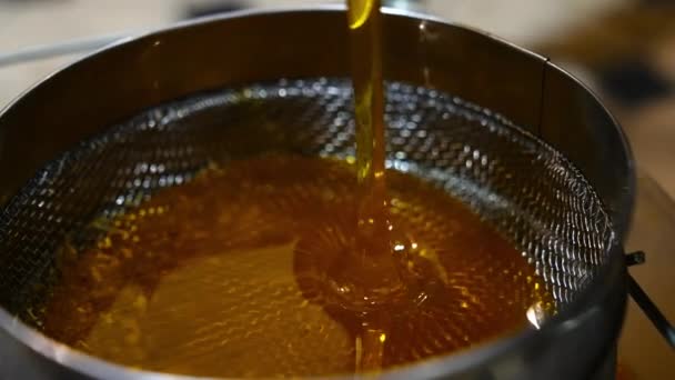 Miel Fresca Que Fluye Sobre Tamiz Metálico Filtración Productos Orgánicos — Vídeo de stock