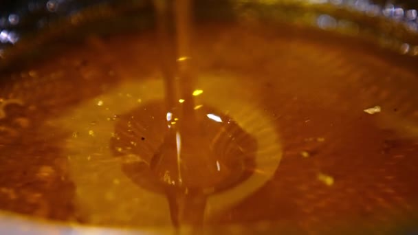 ボウルに落ちる黄色い新鮮な蜂蜜の花 抽出後の美味しい天然健康なオーガニック製品 クローズアップ — ストック動画