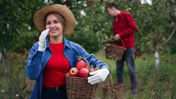 Señora Sonriente Resistente Con Sombrero Sosteniendo Una Canasta Manzanas Rojas — Vídeos de Stock