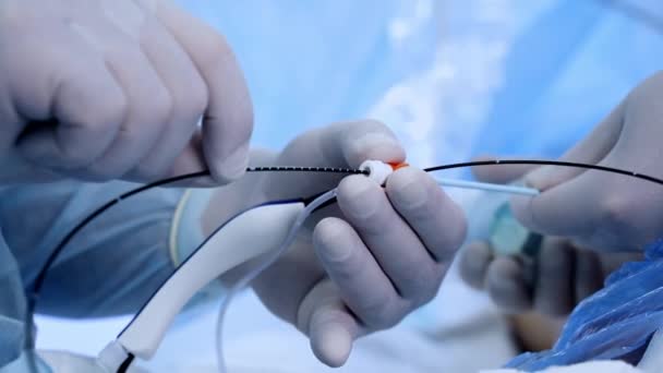 Рукавички Хірургів Тримають Інструменти Близько Лікарі Застосовують Спеціальний Пристрій Судинних — стокове відео