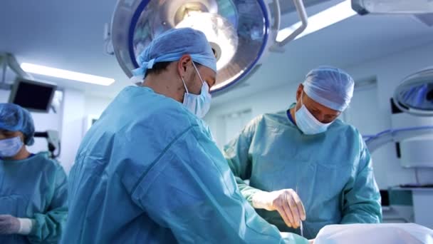 Zespół Medyczny Współpracujący Przy Operacji Główny Chirurg Używający Skalpela Podczas — Wideo stockowe