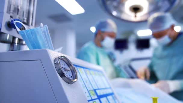 Zaawansowany Technologicznie Sprzęt Pracujący Sali Operacyjnej Podczas Operacji Dwóch Lekarzy — Wideo stockowe