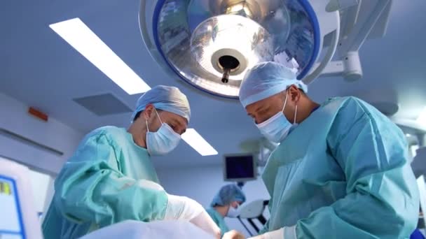 Два Медицинских Работника Занимаются Хирургической Процедурой Врачи Мужчины Используют Инновационные — стоковое видео