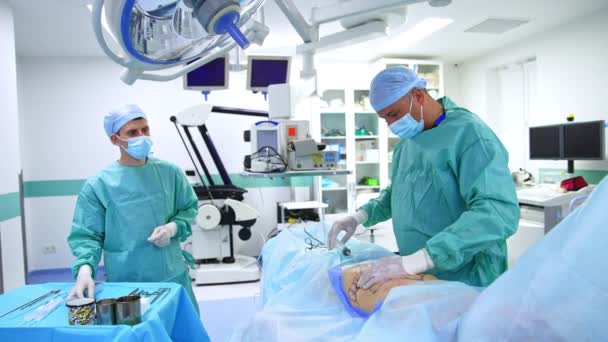 Médico Soltero Que Realiza Cirugía Liposucción Telón Fondo Moderno Asistente — Vídeo de stock