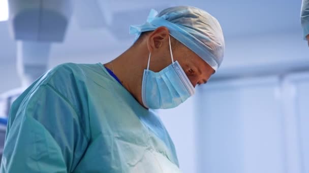 Опытный Взрослый Хирург Мужчина Выполняющий Операцию Портрет Медицинского Работника Сосредоточенного — стоковое видео